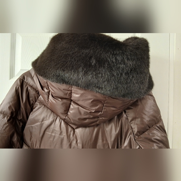 Halston Luxe Chocolate Brown Faux‑Fur Trim Quilted Puffer Coat – Small – NWT - Picture 10 of 11